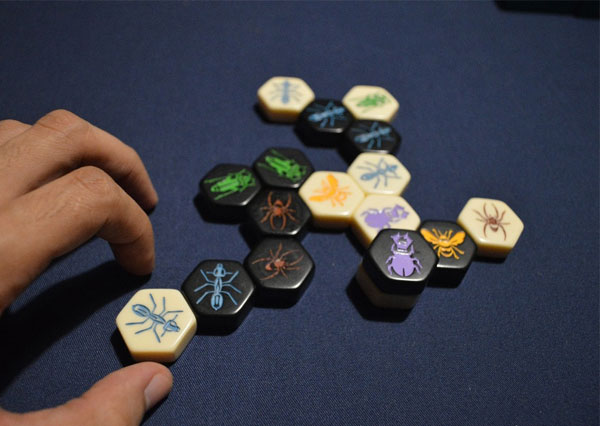 Gravieren von Spielfiguren aus Kunststoff