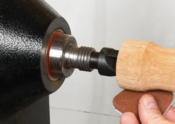 Oberflächenpolieren von Spielfiguren aus Holz